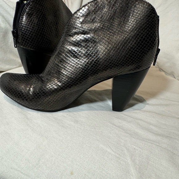 Born 👑 Crown back zip Heels - Picture 10 of 12